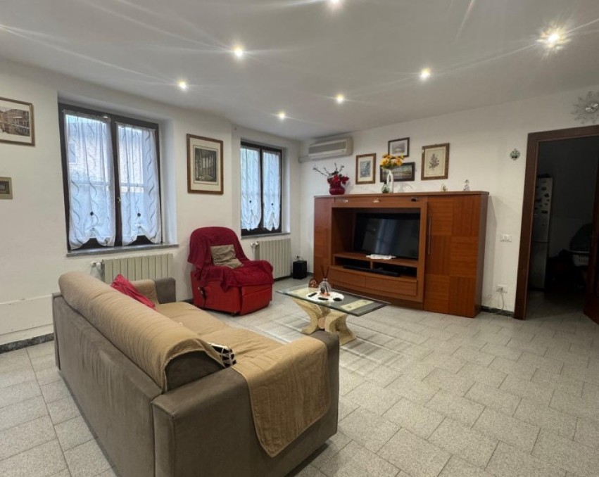 VILLA WITH 3 BEDROOMS, GARDEN ON TWO SIDES AND TWO BATHROOMS – VALERA FRATTA