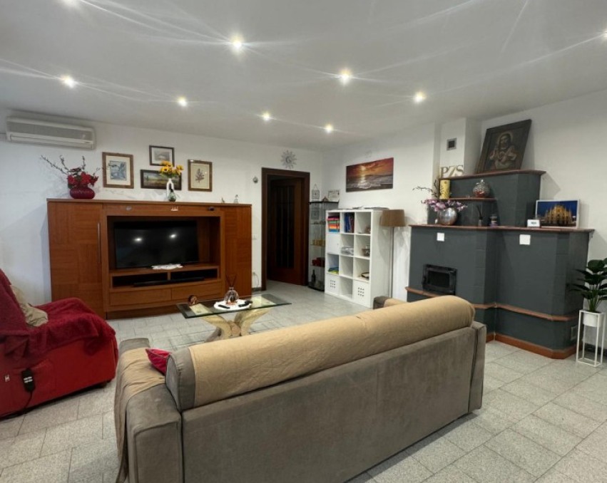 VILLA WITH 3 BEDROOMS, GARDEN ON TWO SIDES AND TWO BATHROOMS – VALERA FRATTA