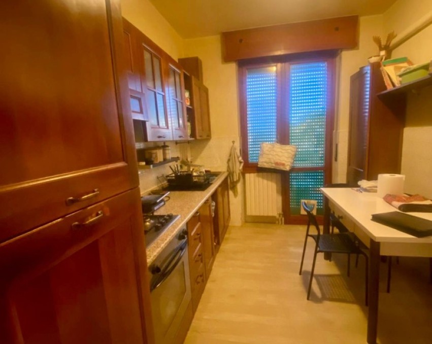 SPACIOUS THREE-ROOM APARTMENT WITH SEPARATE KITCHEN, BALCONY AND CELLAR INCLUDED