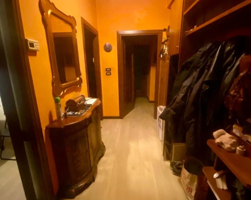 SPACIOUS THREE-ROOM APARTMENT WITH SEPARATE KITCHEN, BALCONY AND CELLAR INCLUDED