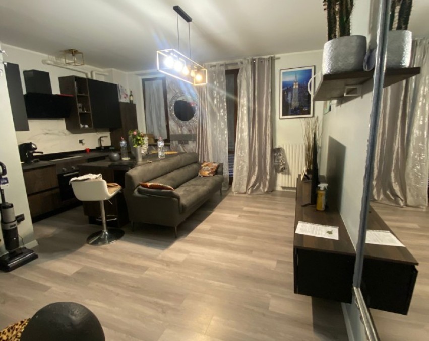 Fully renovated one-bedroom apartment of approximately 60 sqm, located on the ground floor, with bot