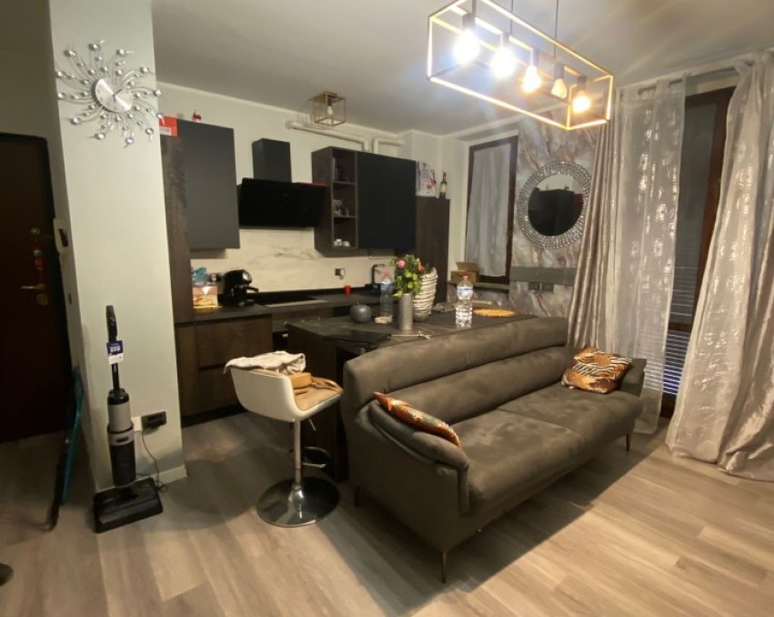 Fully renovated one-bedroom apartment of approximately 60 sqm, located on the ground floor, with bot