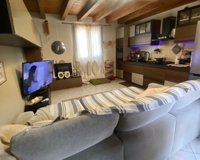 Bilocale con ingresso indipendente, giardino esclusivo e box auto